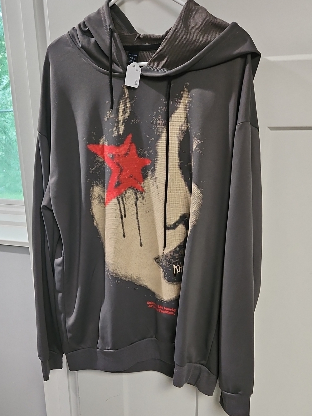 ROMWE Black Graphic Hoodie with Red Star and Cream Print